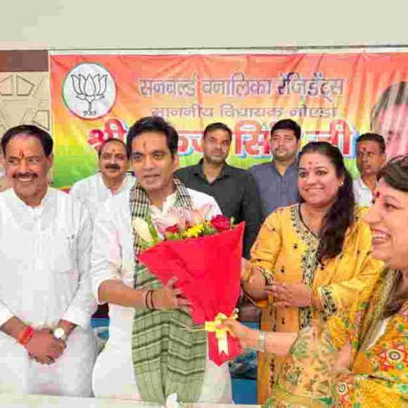 नोएडा विधायक पंकज सिंह ने नोएडा की विभिन्न सोसाइटियों में जनसंवाद कार्यक्रम आयोजित किया।