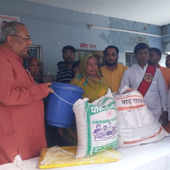 संजय निषाद बाढ़ पीड़ितों के बीच