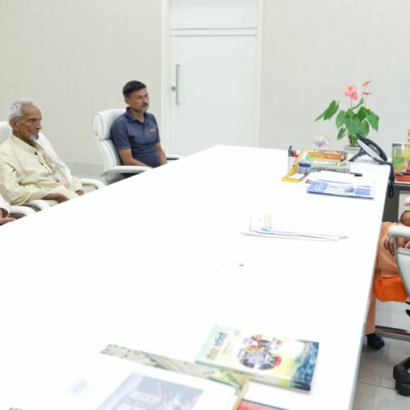 मृतक सीताराम के पिता व भाई से मिले सूबे के मुख्यमंत्री