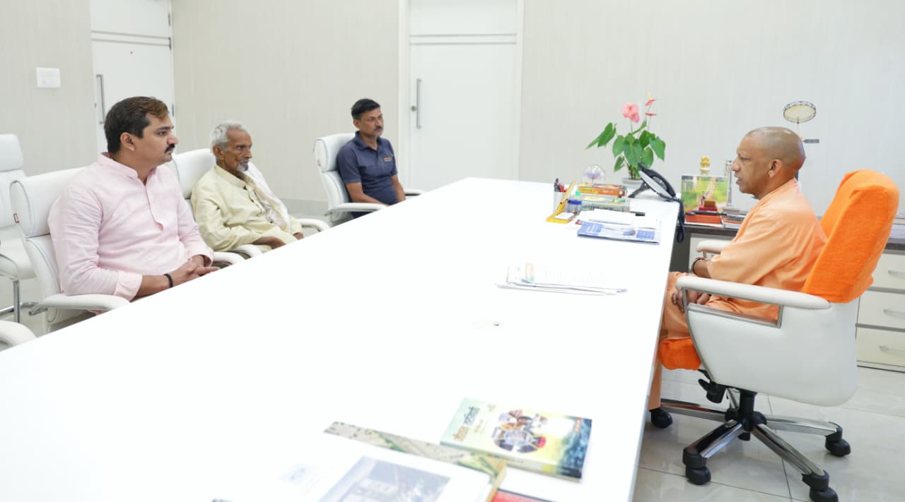 मृतक सीताराम के पिता व भाई से मिले सूबे के मुख्यमंत्री