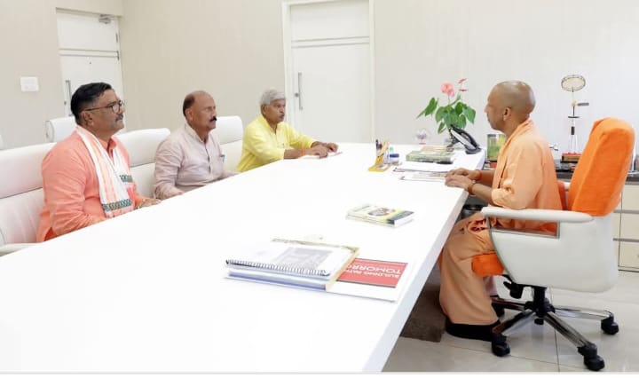 नोनहरा कांड के सम्बन्ध में मुख्यमंत्री से मिले भाजपा जिलाध्यक्ष ओमप्रकाश राय।