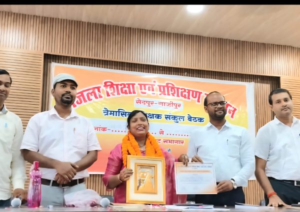 डायट प्रवक्ताओं ने राज्य अध्यापक पुरस्कार से सम्मानित डॉ रितु श्रीवास्तव को किया सम्मानित