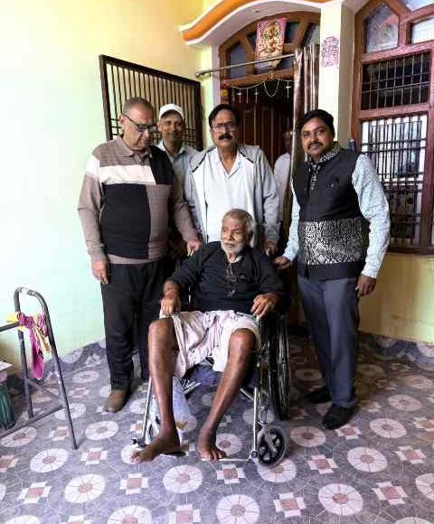 रोटरी द्वारा ज़रूरतमंद को प्रदान किया गया व्हील चेयर।