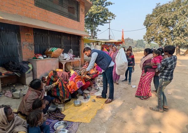 पूर्व छात्र संघ महामंत्री सुधांशु तिवारी ने पिता की पुण्यतिथि पर जरूरतमंदों को बांटे कंबल