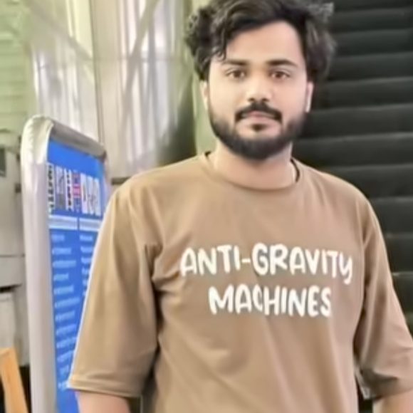 भूसे की ढ़ेर में मिला सेराज का शव