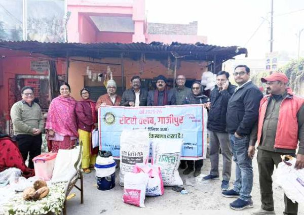 मकर संक्रांति के अवसर पर रोटरी क्लब, इनर व्हील क्लब ने किया अन्नदान-वस्त्रदान व कम्बल दान।