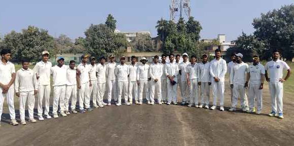कर्मवीर स्व० सत्यदेव सिंह इंटर-डिस्ट्रिक्ट चैंपियंस कप 2026 में आज पवन के छक्कों के सामने पस्त हुई मऊ की टीम।