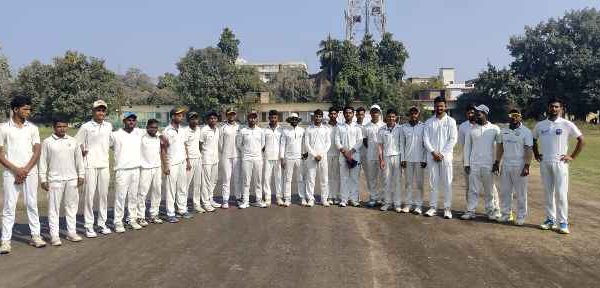 कर्मवीर स्व० सत्यदेव सिंह इंटर-डिस्ट्रिक्ट चैंपियंस कप 2026 में आज पवन के छक्कों के सामने पस्त हुई मऊ की टीम।