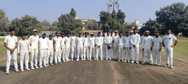 कर्मवीर स्व० सत्यदेव सिंह इंटर-डिस्ट्रिक्ट चैंपियंस कप 2026 में आज पवन के छक्कों के सामने पस्त हुई मऊ की टीम।