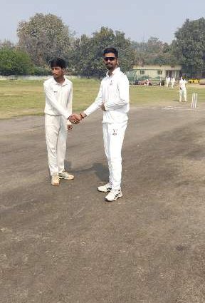 कर्मवीर स्व० सत्यदेव सिंह इंटर-डिस्ट्रिक्ट चैंपियंस कप 2026 में आज पवन के छक्कों के सामने पस्त हुई देवरिया की टीम।