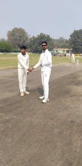 कर्मवीर स्व० सत्यदेव सिंह इंटर-डिस्ट्रिक्ट चैंपियंस कप 2026 में आज पवन के छक्कों के सामने पस्त हुई देवरिया की टीम।