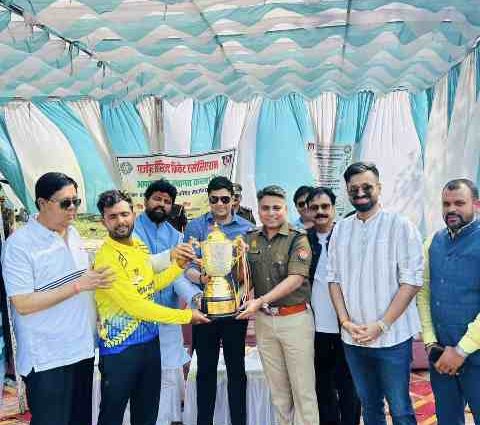 जौनपुर क्रिकेट एसोसिएशन ने मैच जीतकर कर्मवीर स्व० सत्यदेव सिंह इंटर-डिस्ट्रिक्ट चैंपियंस कप 2026 ट्राफी पर किया कब्ज़ा।