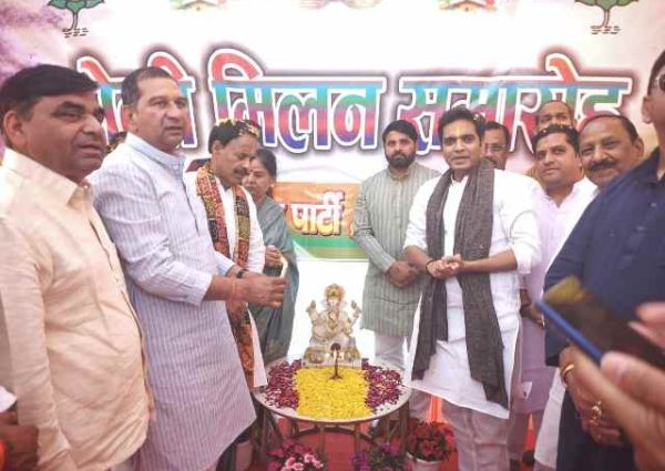 भाजपा नोएडा महानगर द्वारा भव्य होली मिलन समारोह का आयोजन।