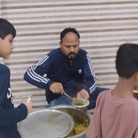 ‘शिव गुरु चिंतन धारा फाउंडेशन’ ने वसुंधरा में ‘गीता धाम मंदिर’ में किया भंडारे का आयोजन