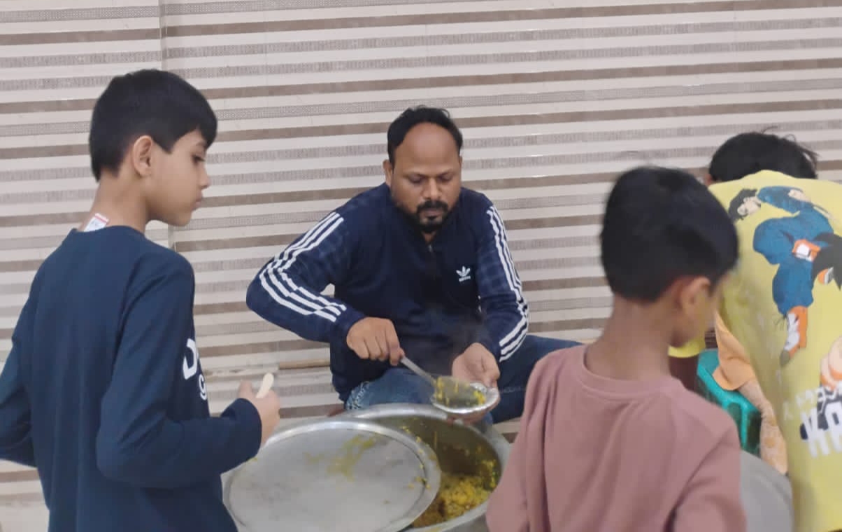 ‘शिव गुरु चिंतन धारा फाउंडेशन’ ने वसुंधरा में ‘गीता धाम मंदिर’ में किया भंडारे का आयोजन