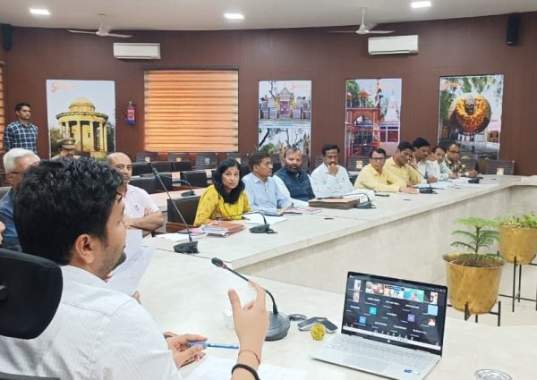 घरेलू गैस सिलेंडरों के लिए एजेंसी का चक्कर न लगायें : डी.एम.