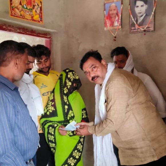 कटरिया पहुँचा ब्राम्हण जनसेवा मंच, दिया सहयोग