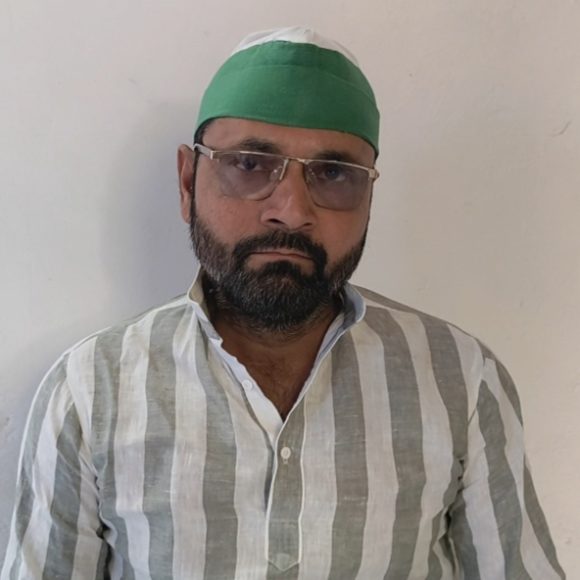 एल. जी.और पूर्व मंत्री विवाद में किसान नेता मैदान में