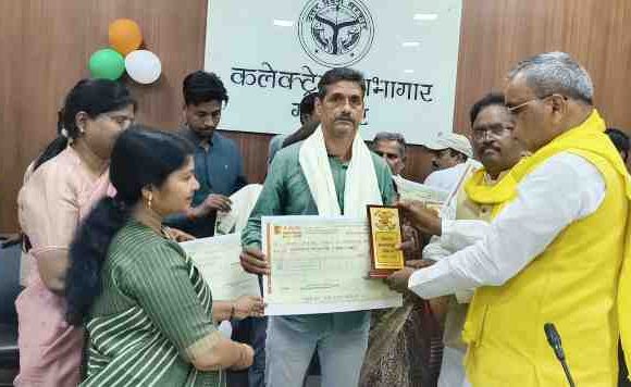 मंत्री ओ. पी. राजभर ने दिया डमी चेक, किया सराहना