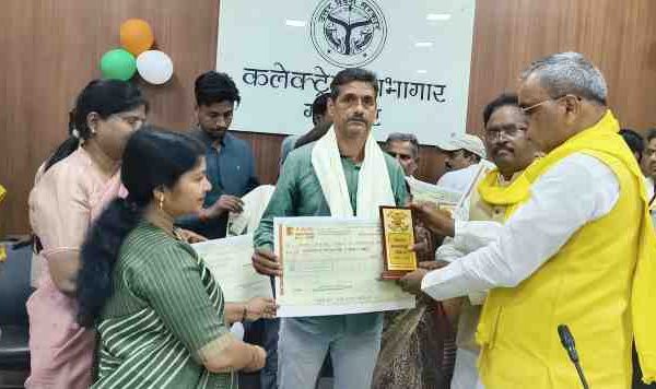 मंत्री ओ. पी. राजभर ने दिया डमी चेक, किया सराहना