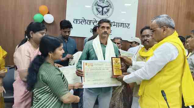 मंत्री ओ. पी. राजभर ने दिया डमी चेक, किया सराहना
