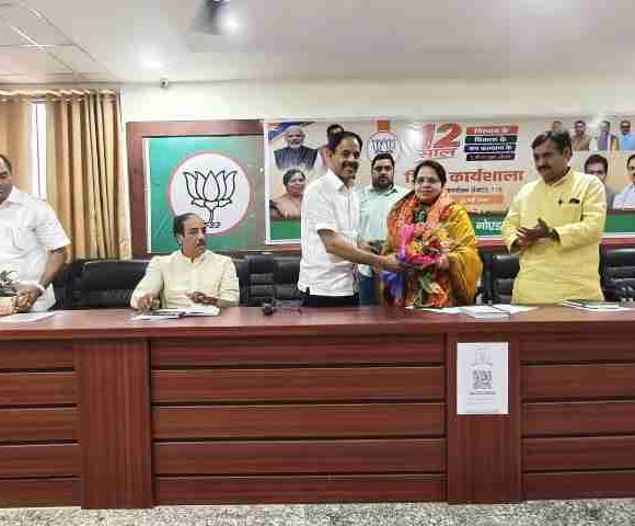 भाजपा नोएडा महानगर जिला कार्यालय में “12 साल बेमिसाल” अभियान के निमित्त कार्यशाला का आयोजन।