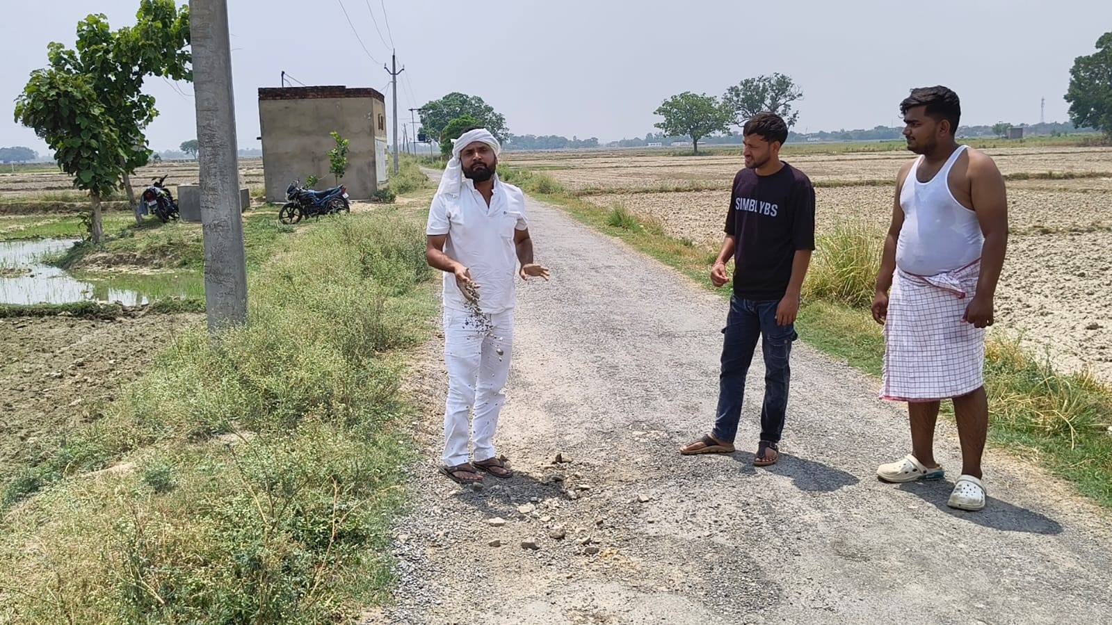 मिश्रवलिया-अमौरा माइनर सड़क निर्माण में धांधली का आरोप, किसान नेता ने की जांच की मांग
