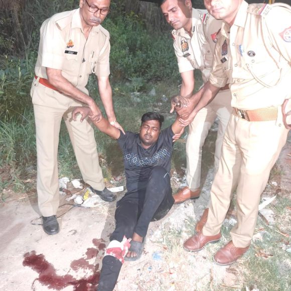 चैन स्नैचर व लूटेरे को मुठभेड़ के बाद इन्दिरापुरम पुलिस टीम ने किया गिरफ्तार