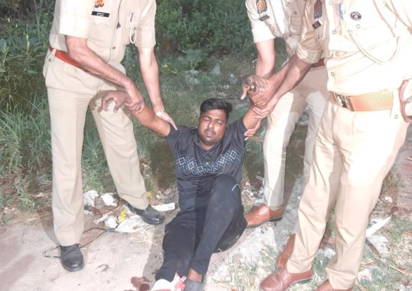 चैन स्नैचर व लूटेरे को मुठभेड़ के बाद इन्दिरापुरम पुलिस टीम ने किया गिरफ्तार