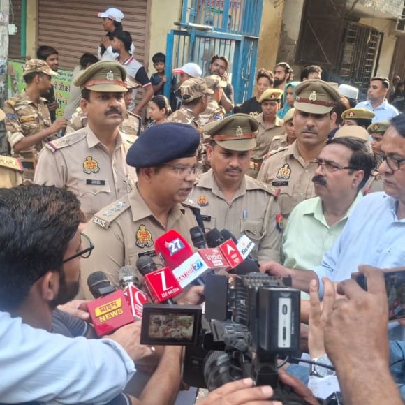 हिस्ट्रीशीटर और स्नेचरों का थाना साहिबाबाद पुलिस ने घर-घर जाकर किया सत्यापन