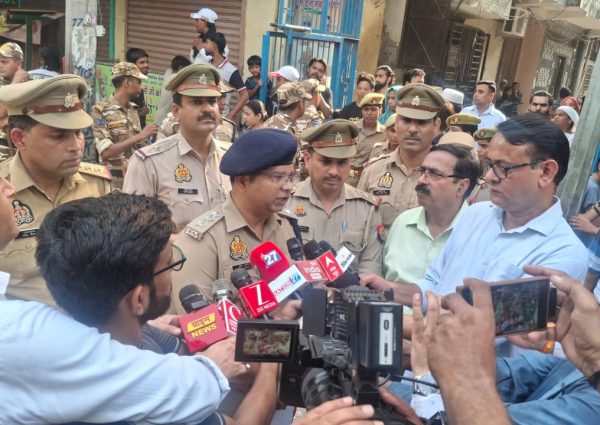 हिस्ट्रीशीटर और स्नेचरों का थाना साहिबाबाद पुलिस ने घर-घर जाकर किया सत्यापन