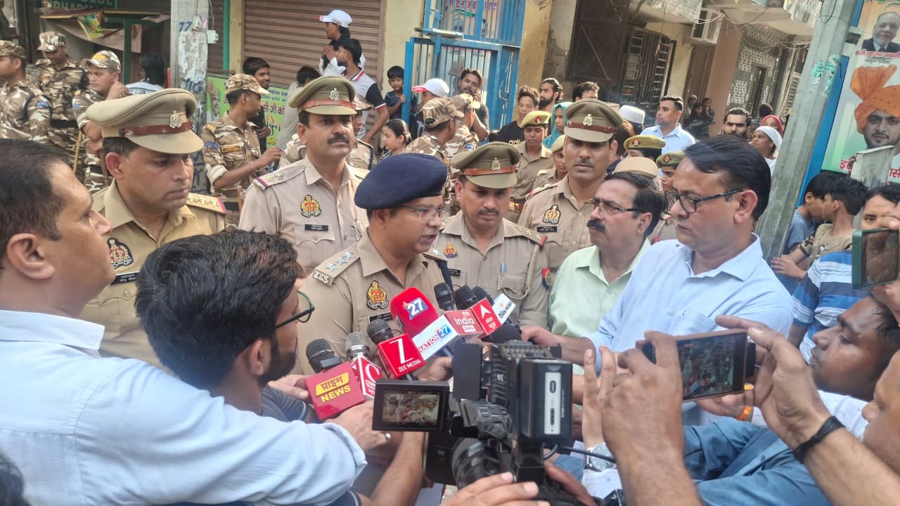 हिस्ट्रीशीटर और स्नेचरों का थाना साहिबाबाद पुलिस ने घर-घर जाकर किया सत्यापन