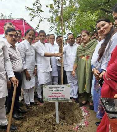 भाजपा नोएडा महानगर द्वारा पर्यावरण दिवस पर वृक्षारोपण किया गया।