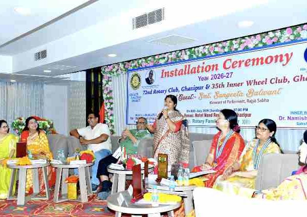 रोटरी क्लब गाजीपुर तथा इनरव्हील का संयुक्त पदग्रहण सम्पन्न, मुख्य अतिथि राज्य सभा सांसद डॉ. संगीता बलवंत ने पहना रोटरी अध्यक्ष रो० विनीता सिंह द्वारा रोटरी पिन।