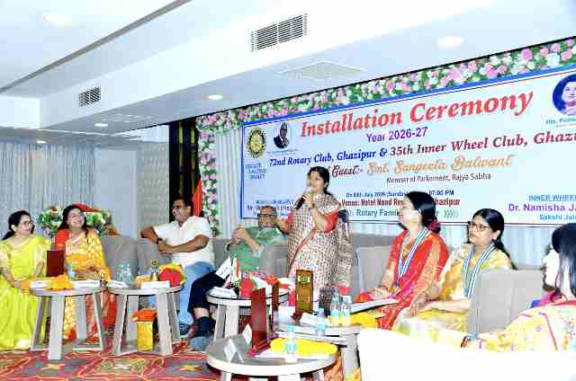 रोटरी क्लब गाजीपुर तथा इनरव्हील का संयुक्त पदग्रहण सम्पन्न, मुख्य अतिथि राज्य सभा सांसद डॉ. संगीता बलवंत ने पहना रोटरी अध्यक्ष रो० विनीता सिंह द्वारा रोटरी पिन।