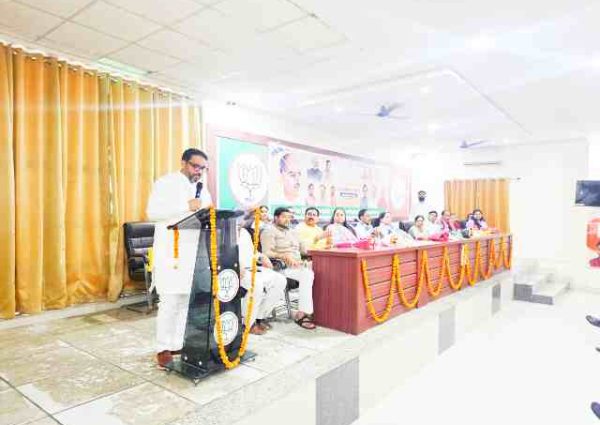 भाजपा नोएडा महानगर के जिला कार्यालय में डॉ. श्यामा प्रसाद मुखर्जी की 125वीं जन्म जयंती पर जिला कार्यकर्ता सम्मेलन का आयोजन किया गया।