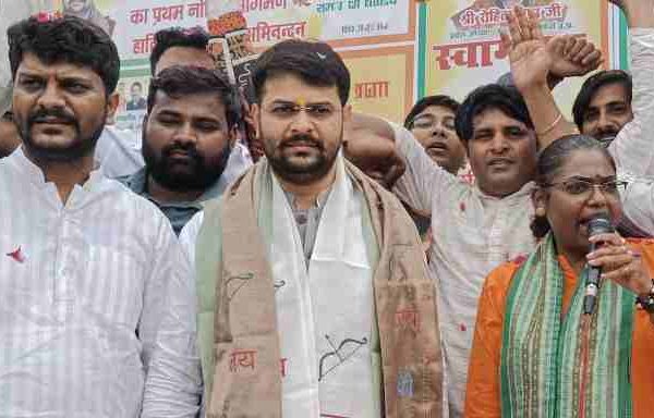 नोएडा में भारतीय जनता युवा मोर्चा प्रदेश अध्यक्ष डॉ. रोहित मिश्रा का भव्य स्वागत।