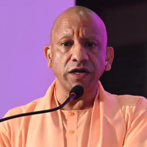 योगी की नीति, नीयत और छवि को लील रहे प्रदेश के कुछ खास नौकरशाह : विशेष संवाददाता