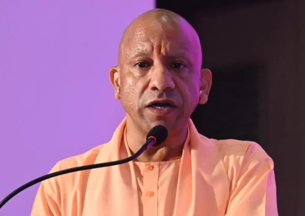 योगी की नीति, नीयत और छवि को लील रहे प्रदेश के कुछ खास नौकरशाह : विशेष संवाददाता